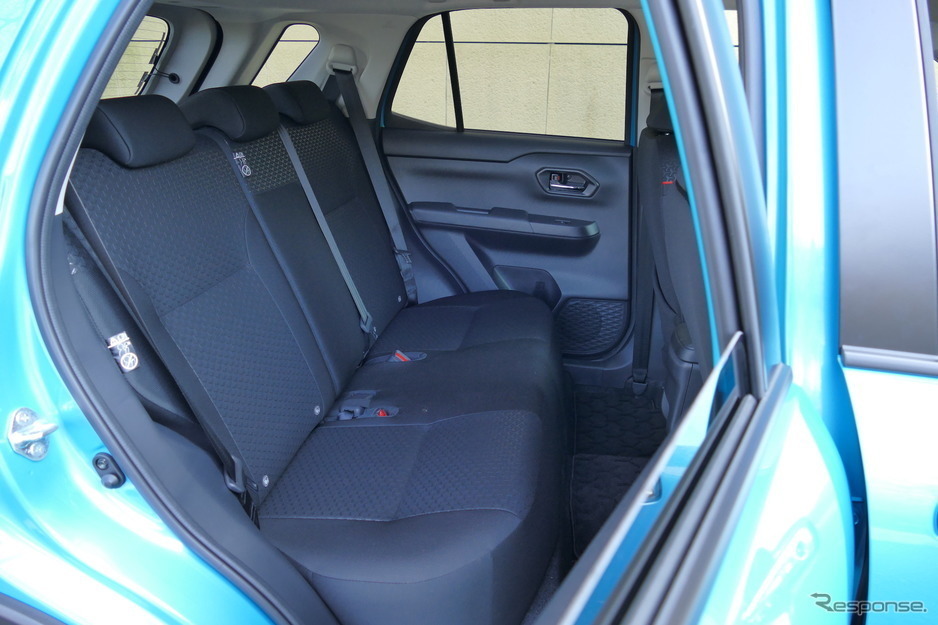 トヨタライズ後部席