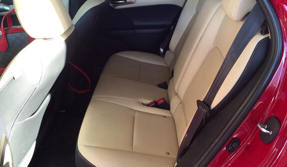 車の後部座席の内部