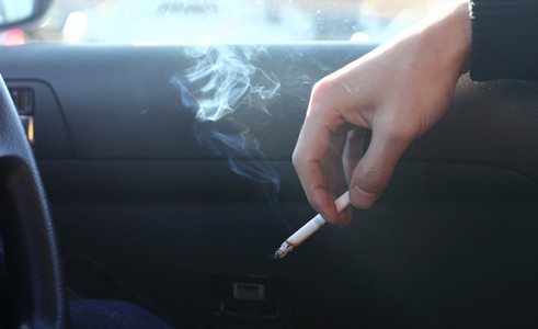 車の中でのタバコ