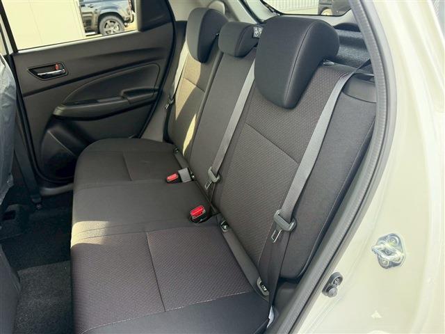 スズキ・スイフト後部席