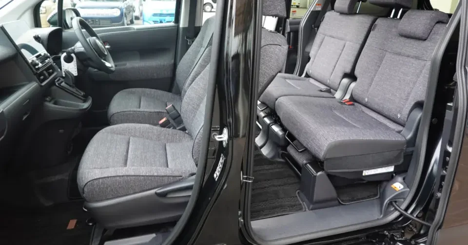 トヨタシエンタ 前席と真ん中の席.