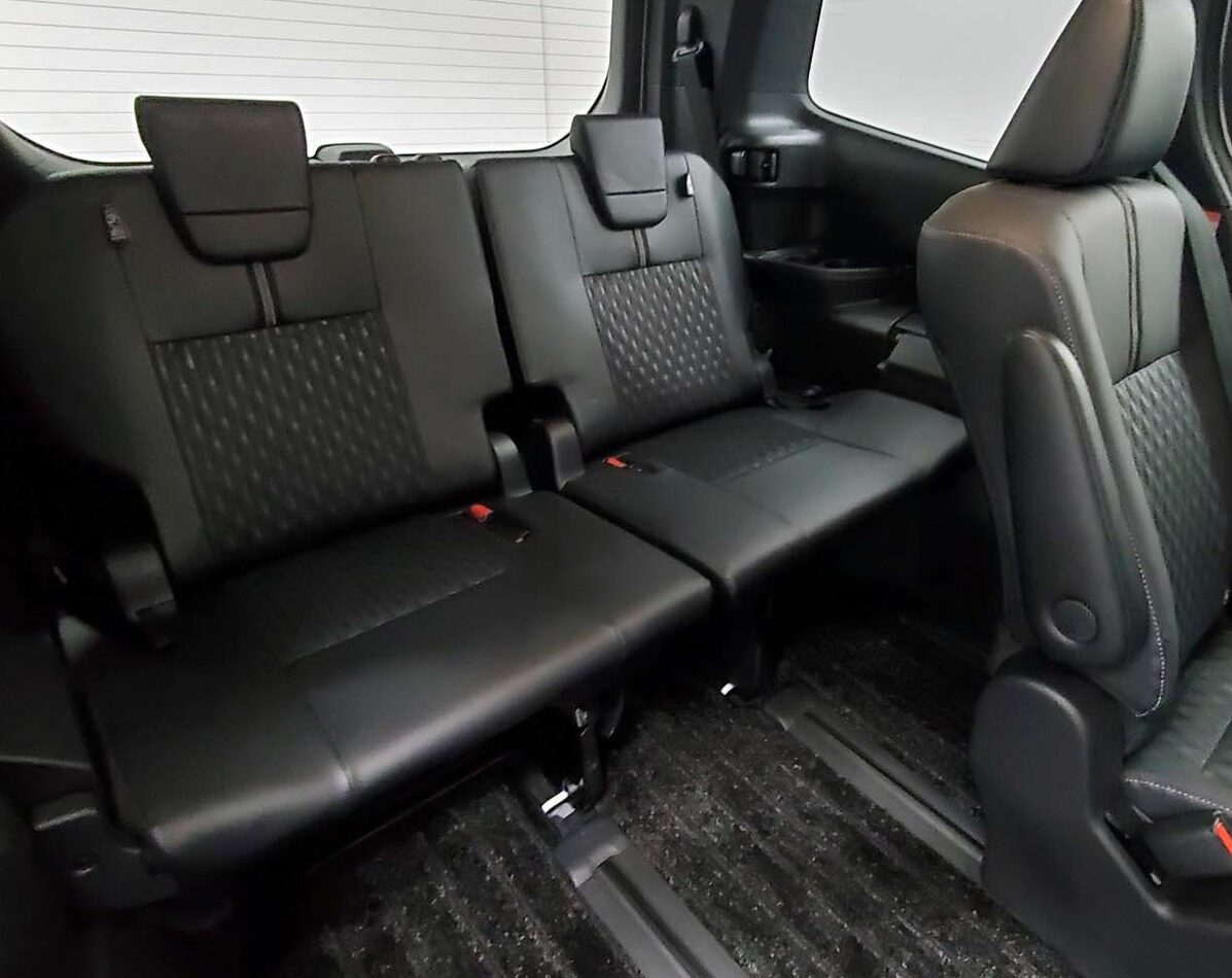 トヨタノア後部座席