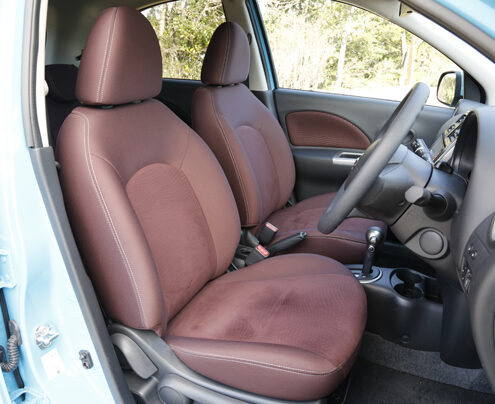 日産マーチ, 前の2席.