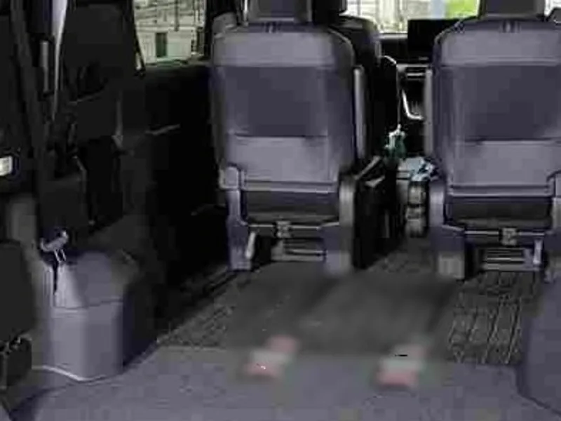 ミニバンのチャイルドシート周辺の嘔吐洗浄